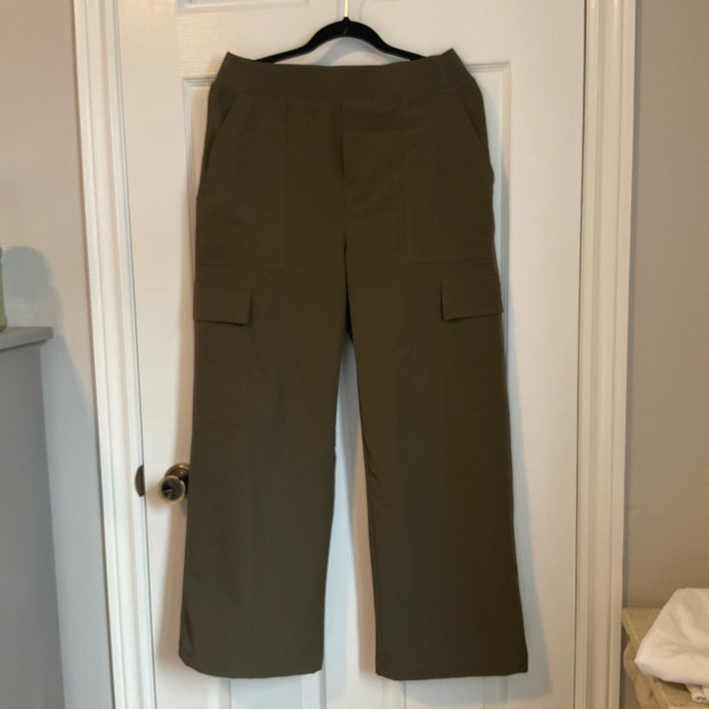 Halara olive Green size medium/regular cargo pant